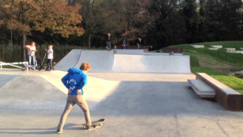 Drie jonge skaters op de baan van skatepark Oosterplas