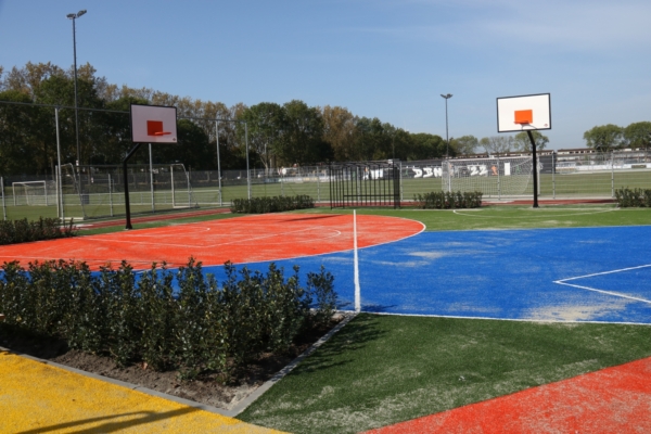 De sportvelden met twee basketbalpalen