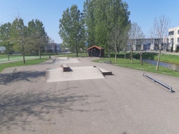 Een overzichtsfoto van de skatebaan in Empel
