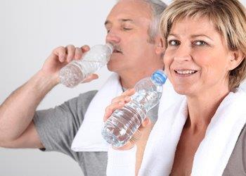 Man en vrouw drinken water