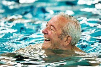Senioren man in zwembad