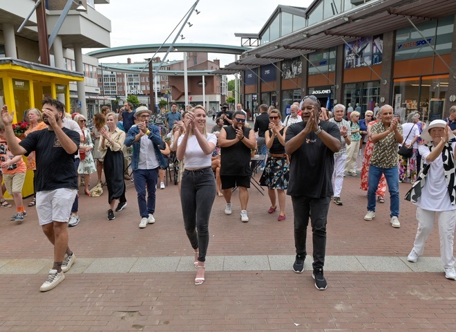 Een groep mensen danst in Pop-up stadspark