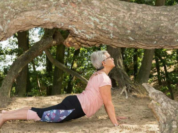 Vrouw ligt in yoga positie op de grond