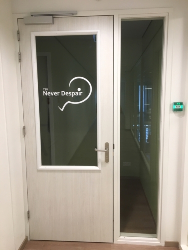 Afbeelding van een deur met daarop de tekst TTV Never Despair bij gymzaal Eerste Rompert