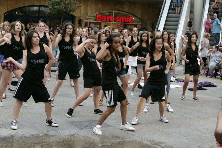 Foto van groep meiden die een Flashmob doen in de Arena in Den Bosch