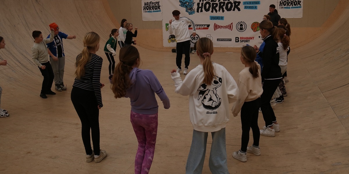 Dansende leerlingen op skatebaan