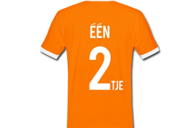 Foto van een oranje t-shirt met de tekst Een Tweetje erop