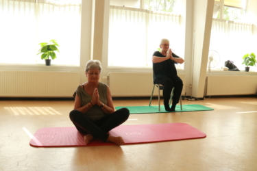 Twee vrouwen beoefenen yoga