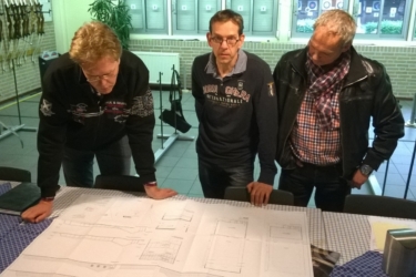 Foto van LT Architecten En Handboogvereniging Prins Bernhard die project op de tekentafel bekijken