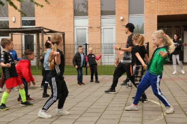 Foto spelende kinderen op schoolplein