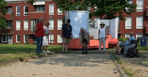 Groep mensen speelt jeu de boules in woonwijk