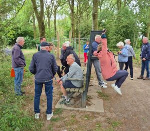 Een groep ouderen enthousiast in actie tijdens sportieve activiteit