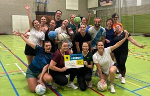 Leden van Brabant Netball Club zijn blij met de stimuleringscheque vanuit Bosch Sportakkoord