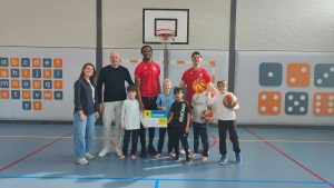 Kinderen van de Pionier, spelers van Heroes, general manager Freddy Werst en Evy Pappot van ´S-PORT