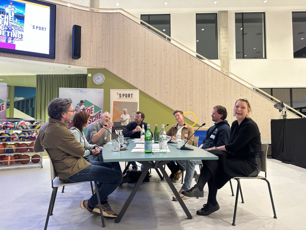 De Bossche Sportraad vergadert aan een tafel