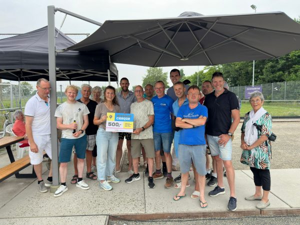 Voetbalscheidsrechter COVS Kring Den Bosch ontvangen via Bosch Sportakkoord stimuleringscheque van 500 euro voor trainersopleidingen.