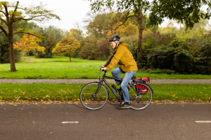 Man fietst voorbij in een groene omgeving