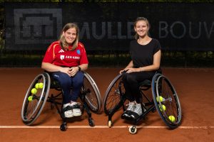 Floor (18) en Floor (19) in rolstoelen op tennisbaan