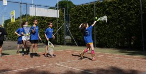 Vijf jongens en meisjes proberen met hun tennisracket mét net tennisbal te vangen
