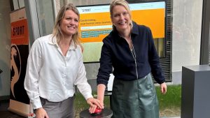 Oud-atleet Dafne Schippers en wethouder Marianna van der Sloot drukken op knop voor lancering website ´S-PORT