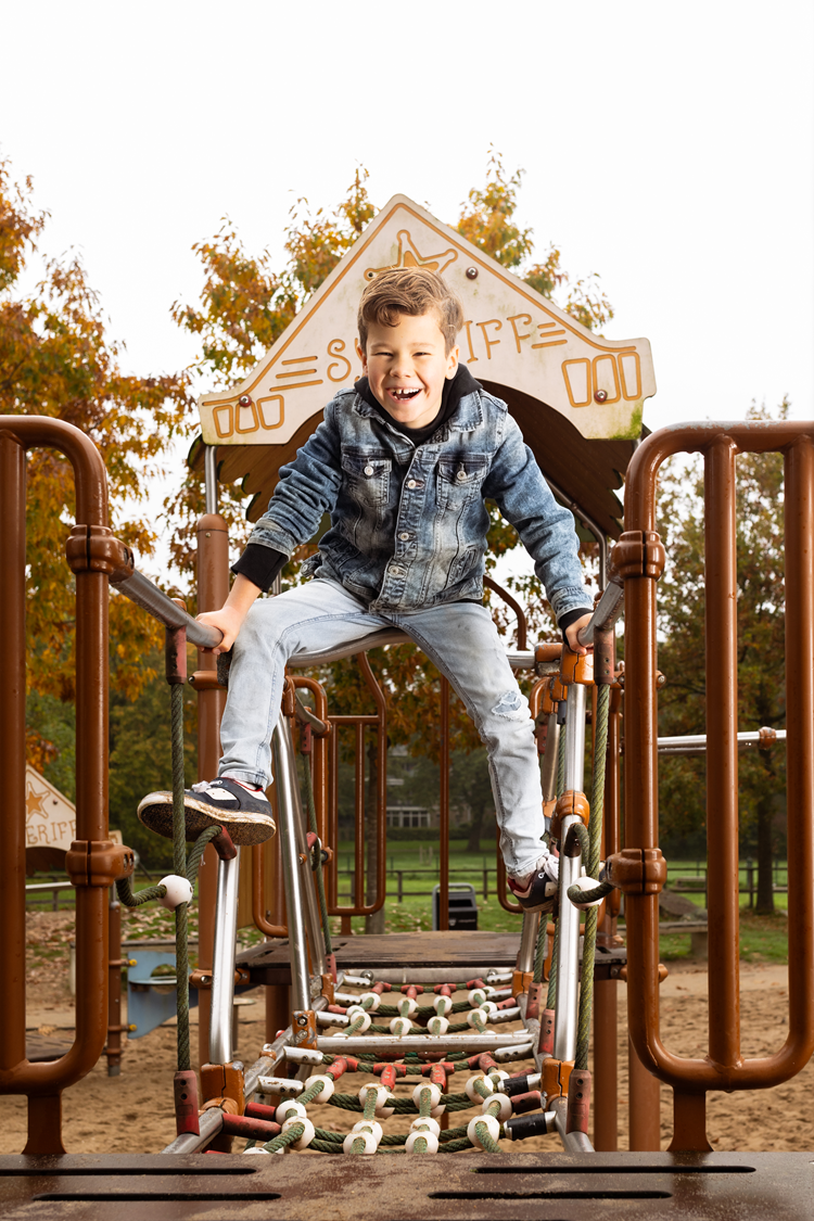 Lars vrolijk in een speeltoestel