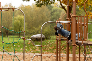 Lars is druk bezig met klimmen en klauteren in de speeltuin