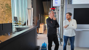 Twee mannen in gesprek in een ruimte die nog ingericht en opgebouwd moet worden