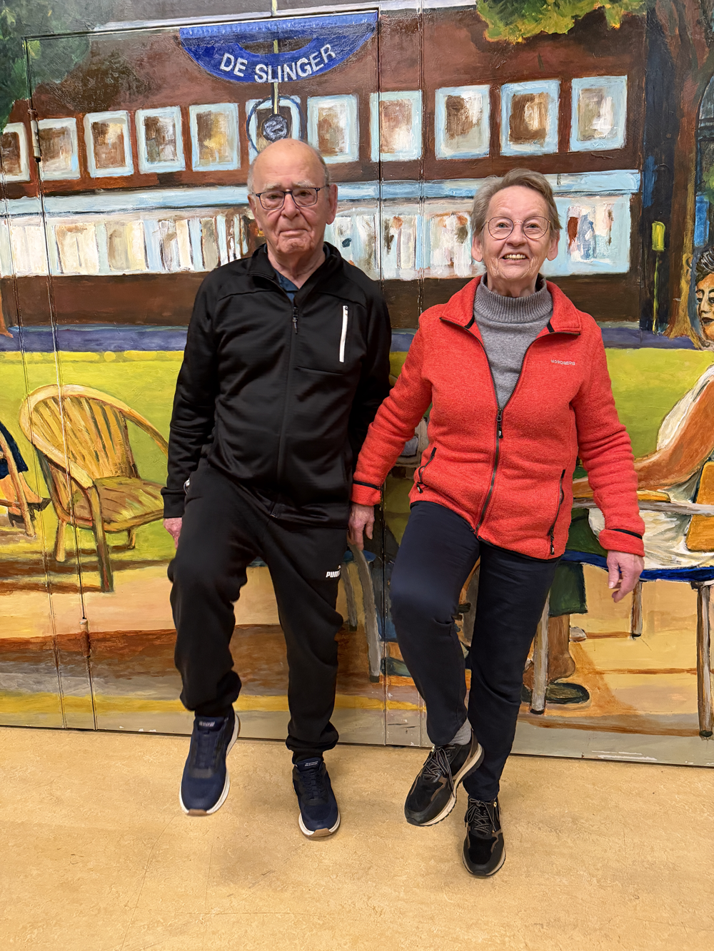 Links een man en rechts een vrouw die een evenwichtsoefening uitvoeren