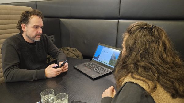 Ondernemer Marco Schoenmakers steunt Sylvia de Veer met een gratis laptop. Zij wil meer prikkelvrije sportplaatsen in Den Bosch realiseren.