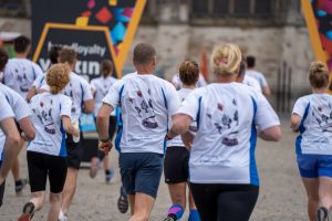 Rennende mannen en vrouwen op de rug gezien