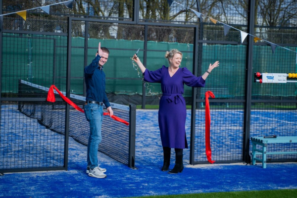 Wethouder Marianne van der Sloot en penningmeester Hans Vogelaar tijdens de officiele opening van de padelbanen van TVP Schutskamp