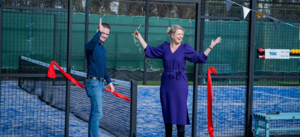 Wethouder Marianne van der Sloot en penningmeester Hans Vogelaar tijdens de officiele opening van de padelbanen van TVP Schutskamp