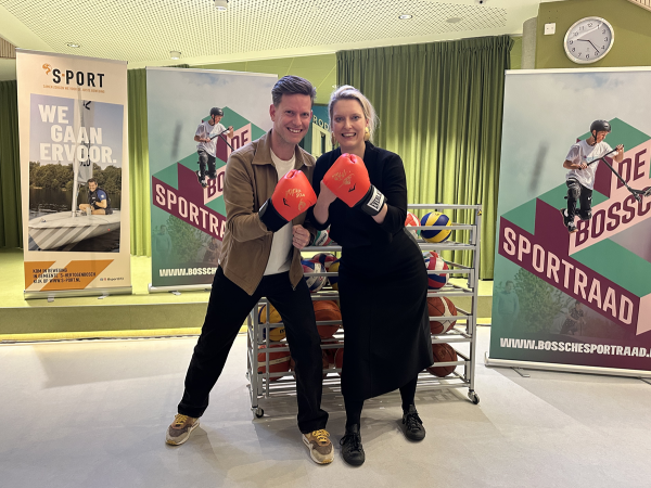 Voorzitter Bossche Sportraad Michiel van Rijn van Alkemade en sport-wethouder Marianne van der Sloot kijken in camera met bokshandschoenen aan