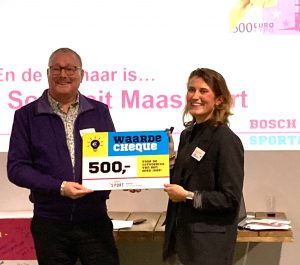 OSM ontvangt de waarderingscheque van 500 euro vanuit het Bosch Sportakkoord.