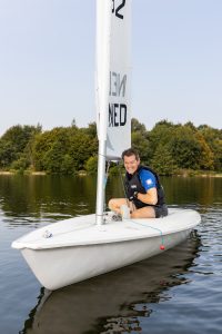 Pieter in zeilboot op het Engelermeer