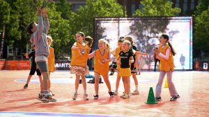 Kinderen spelen enthousiast met bal op de Parade in Den Bosch
