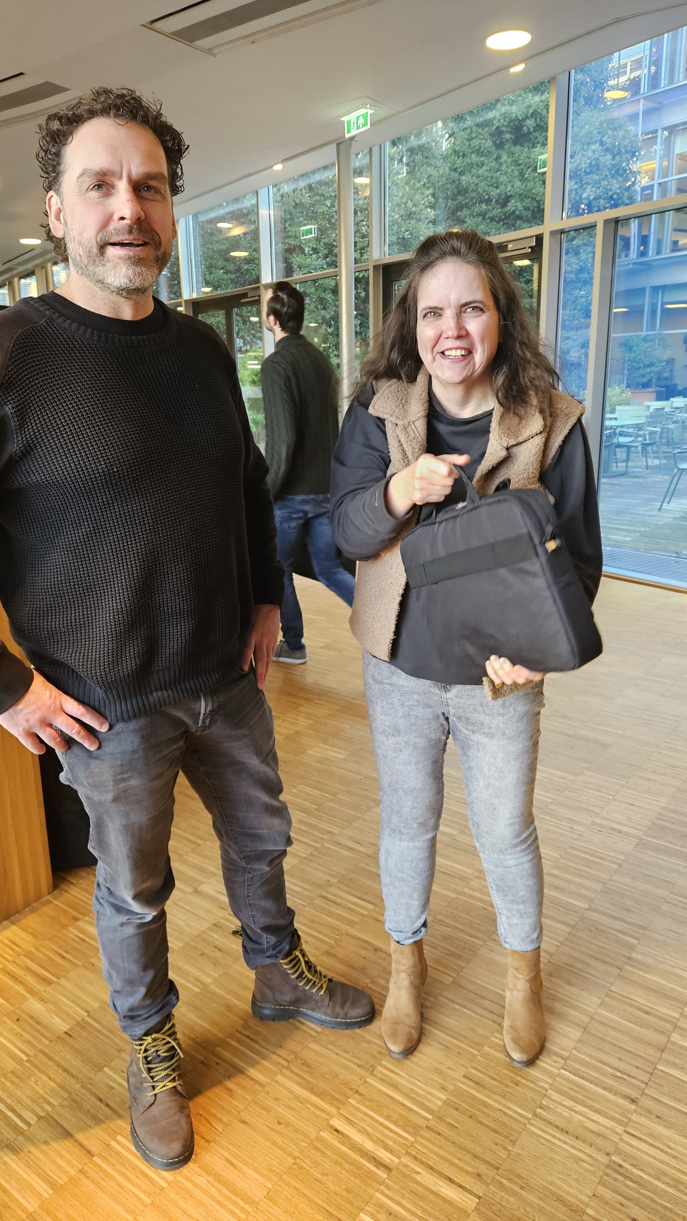 Sylvia de Veer ontvangt in Stadskantoor de laptop en laptoptas van Marco Schoenmakers.