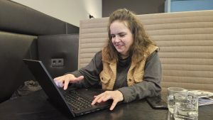 Syliva de Veer test blij haar nieuwe laptop op het Stadskantoor