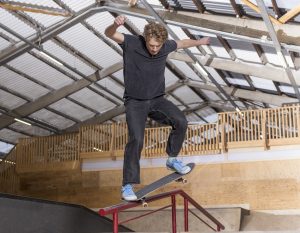 Skater David in volle actie in indoor skatehal