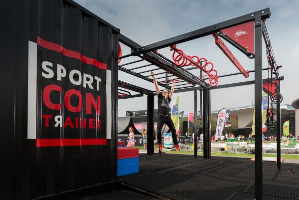 Man maakt gebruik van Bossche SportContrainer, een openbare beweegplek.