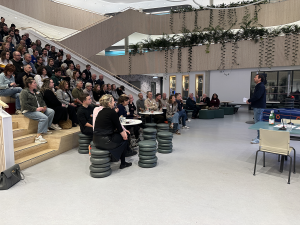 Overzichtsfoto van de zaal en de aanwezigen van de eerste Sport- en Beweegontmoeting