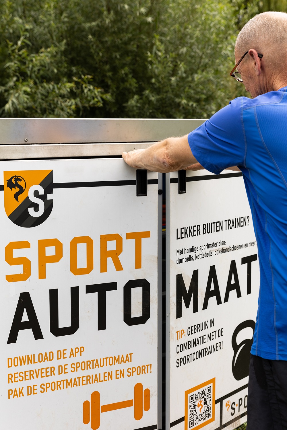 Man maakt deuren open van Sportautomaat