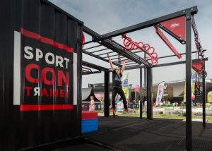Sporters maken gebruik van de SportContrainer Obstacle-Ninja, een openbare beweegplek in Den Bosch