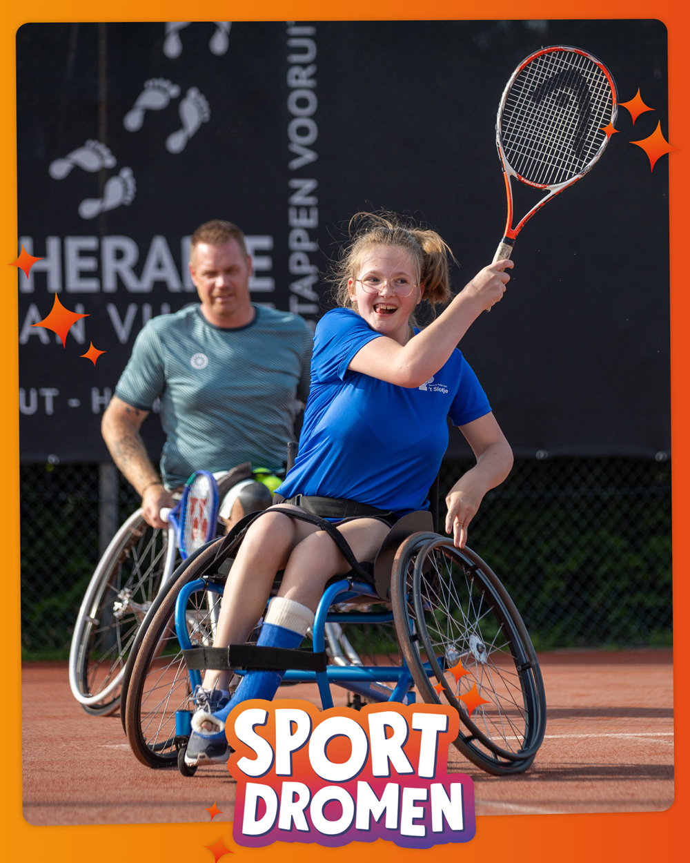 Een blije jonge rolstoeltennisser met racket in haar hand; achter haar een mannelijke rolstoeltennisser die tevreden toekijkt