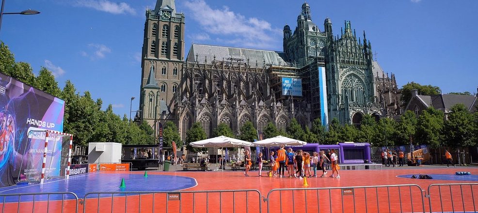 Spelende kinderen op de Markt tijdens Handbalfestijn in Den Bosch, met de Sint-Jan op de achtergrond