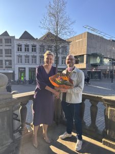 Vrijwilliger Floris-Jan krijgt bloemen van wethouder Marianne van der Sloot