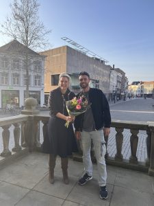 Vrijwilliger Joey krijgt bloemen van wethouder Marianne van der Sloot