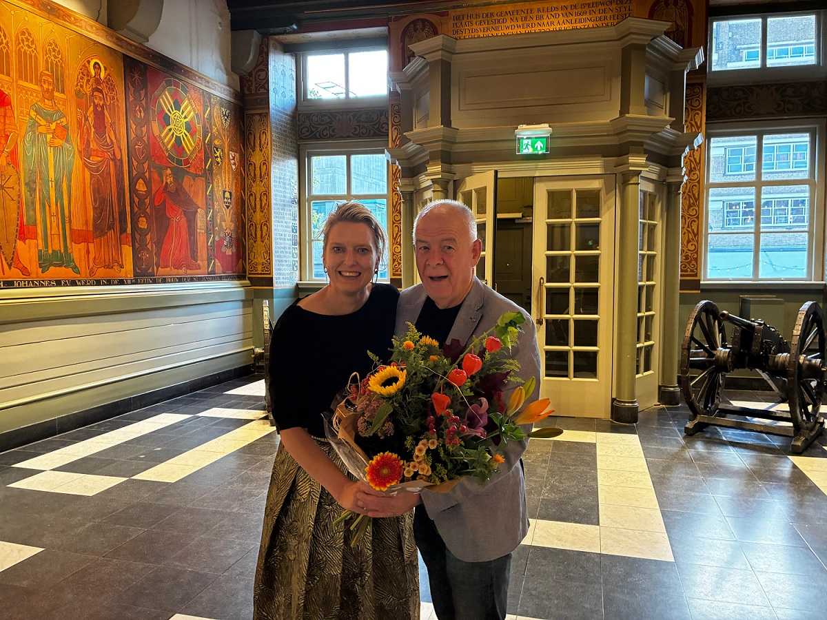 Lamber Walschots ontvangt een bloemetje van wethouder Marianne van der Sloot
