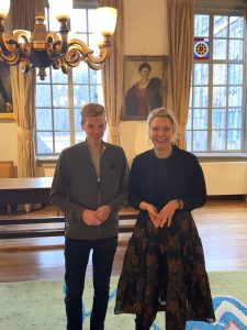 Vrijwilliger Martin in Raadzaal Den Bosch met wethouder Marianne van der Sloot