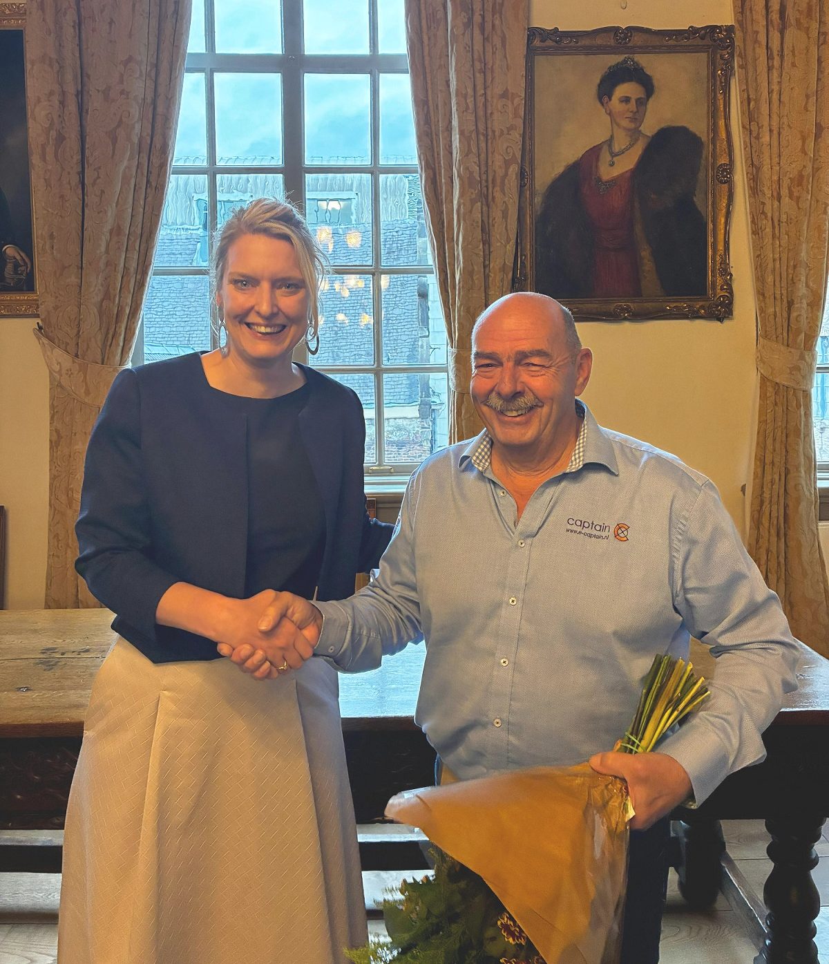 Wethouder Marianne van der Sloot (links) schudt Frank Doevendans de hand